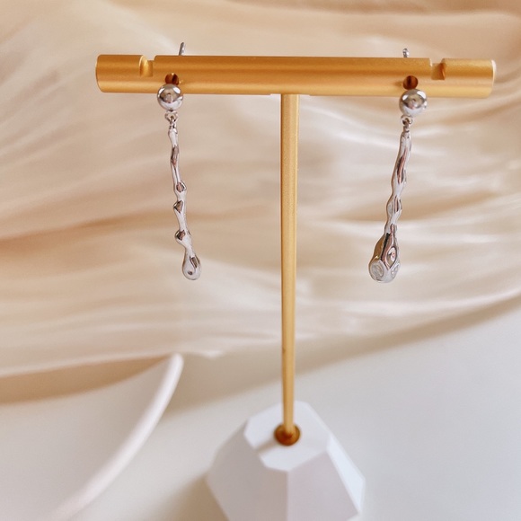 Silver plated chic irregular mismatched long waterdrop earrings - Picture 3 of 3